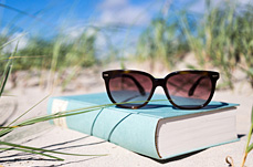 Buch lesen am Strand